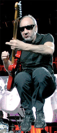 Who is Pete flipping off here?! (photo: PerformingMusician.com)