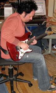 Yep, Luke's foot is on a Jemini distortion pedal! (click to see it bigger - Kulick.net photo)